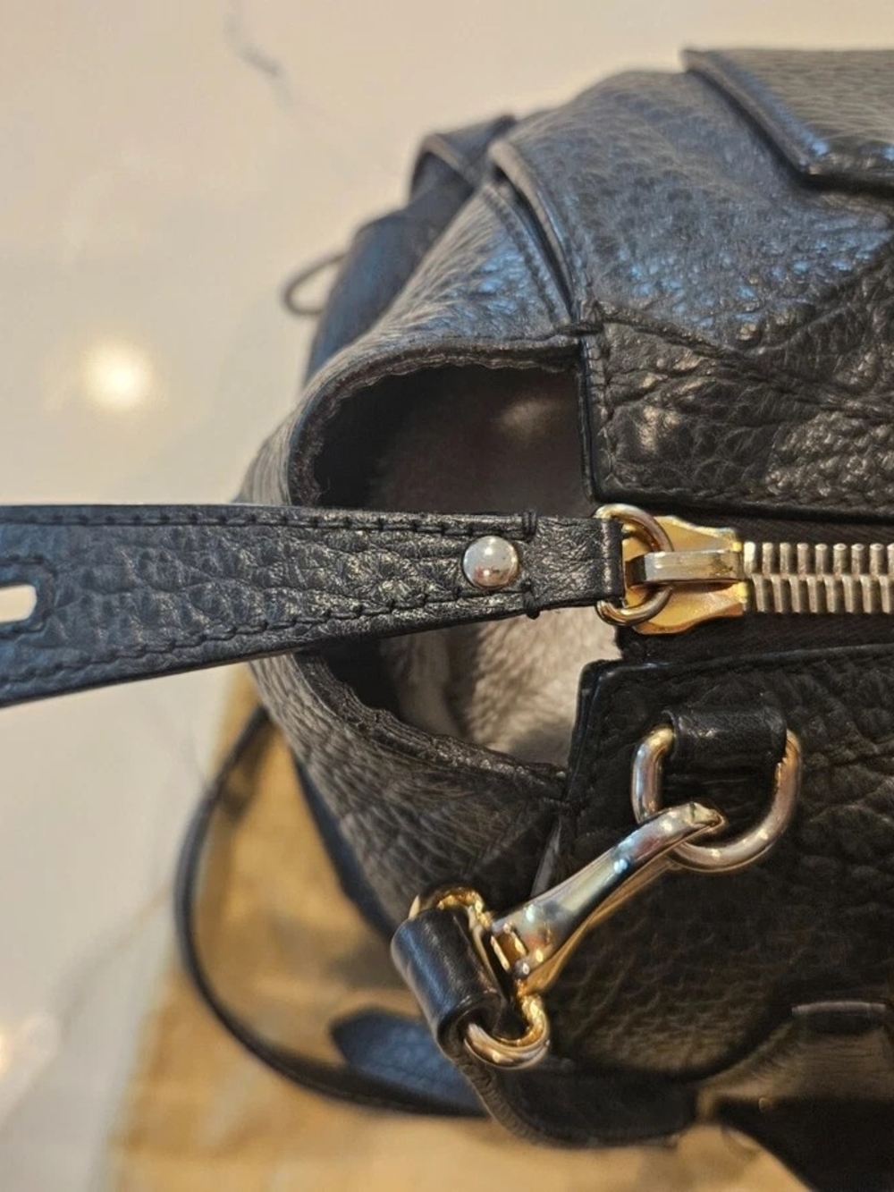 AUTHENTICATED Burberry Heritage Grain Leather Gladstone in Black - Picture 4 of 16